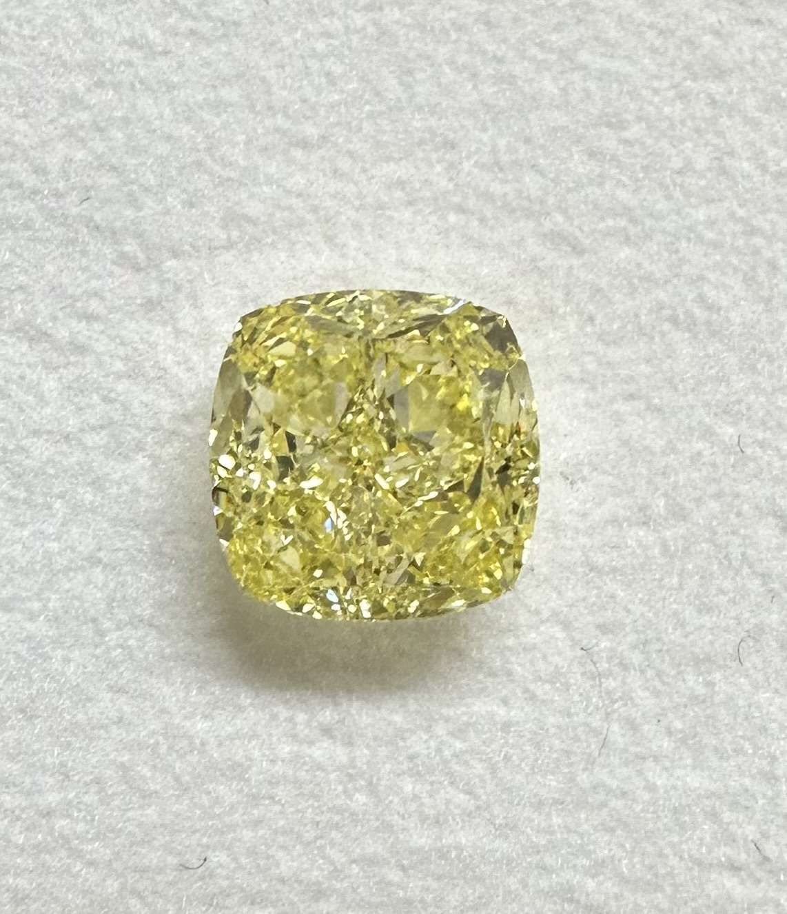 2.69 カラット クッション ブリリアント ファンシーインテンス イエロー VVS2 天然 ダイヤモンド