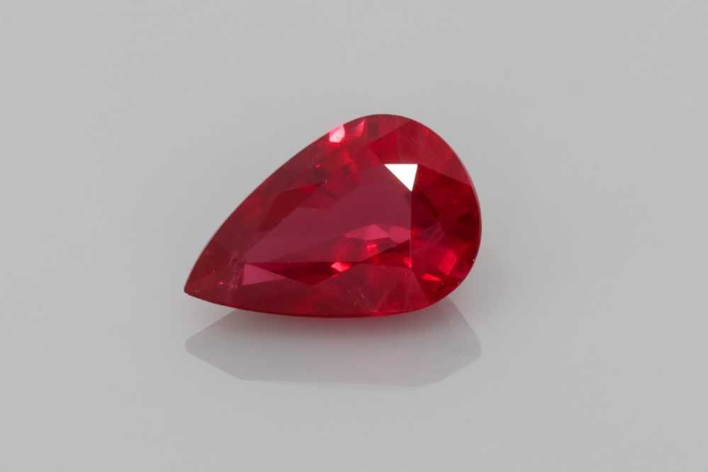 Rubin 1,04 ct, czerwony, szlif gruszka
