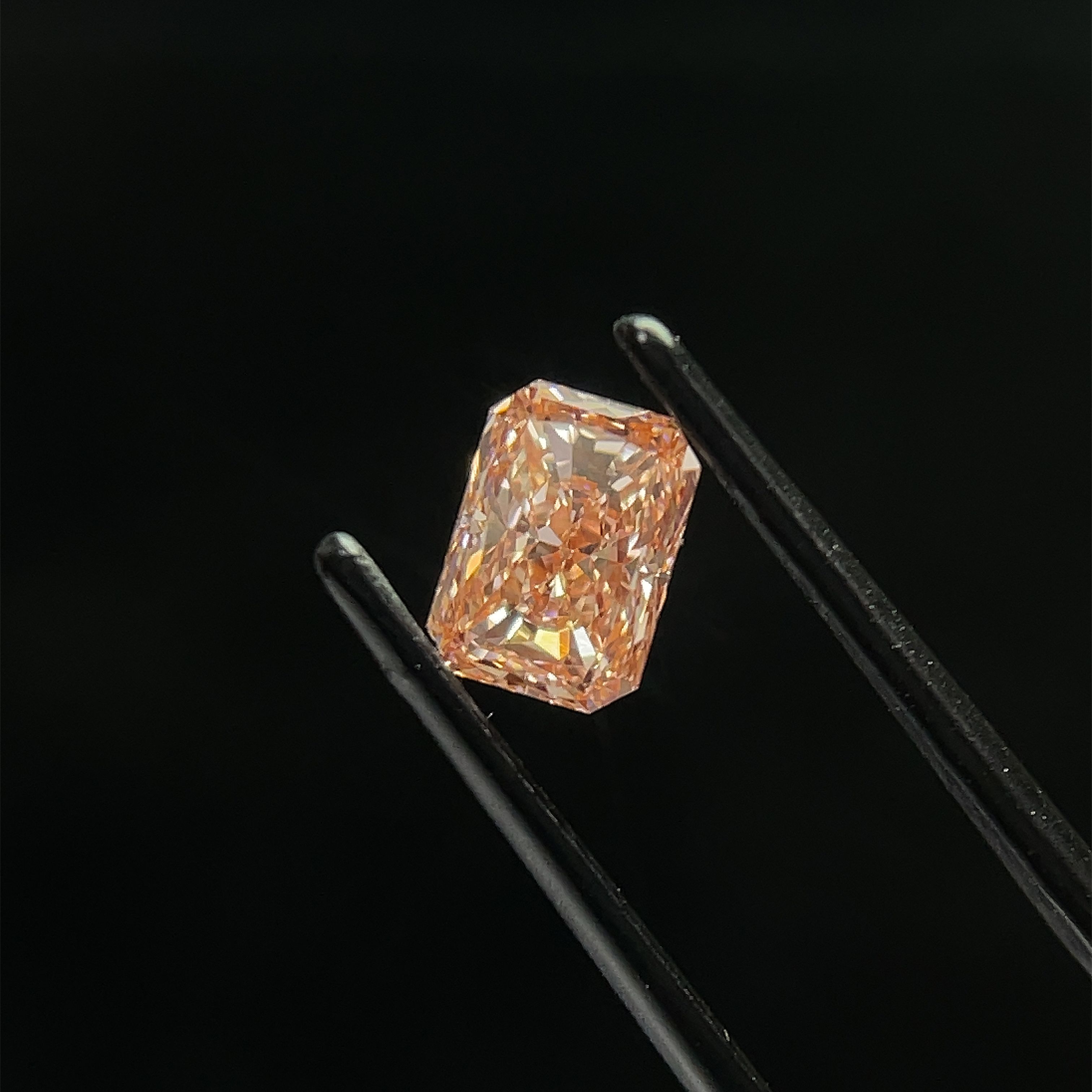 0.96 CT Fancy Vivid Pink RADIANT