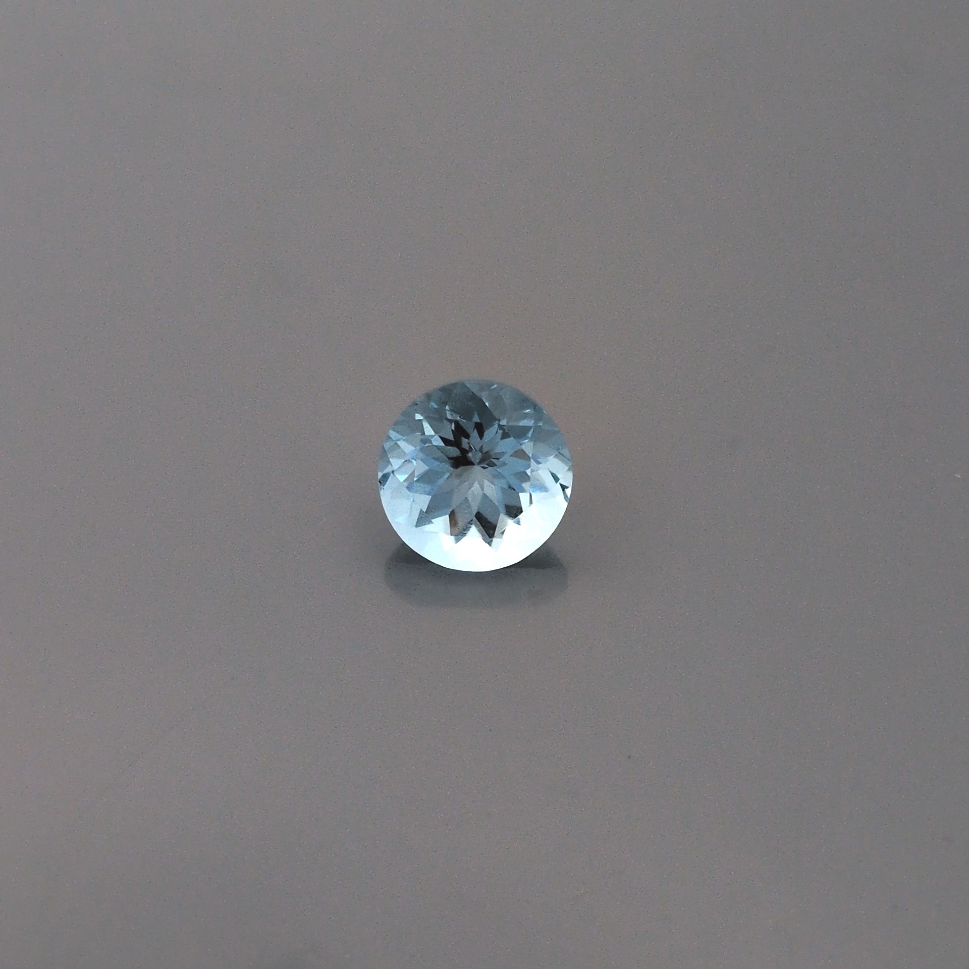 Akwamaryn 2,61 ct, niebieski, szlif okrągły