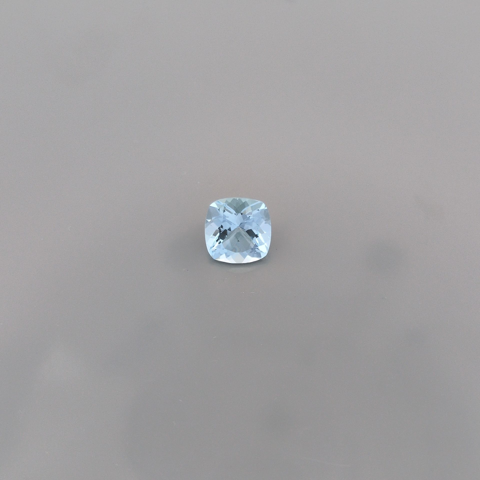 Akwamaryn 1,56 ct, niebieski, szlif cushion