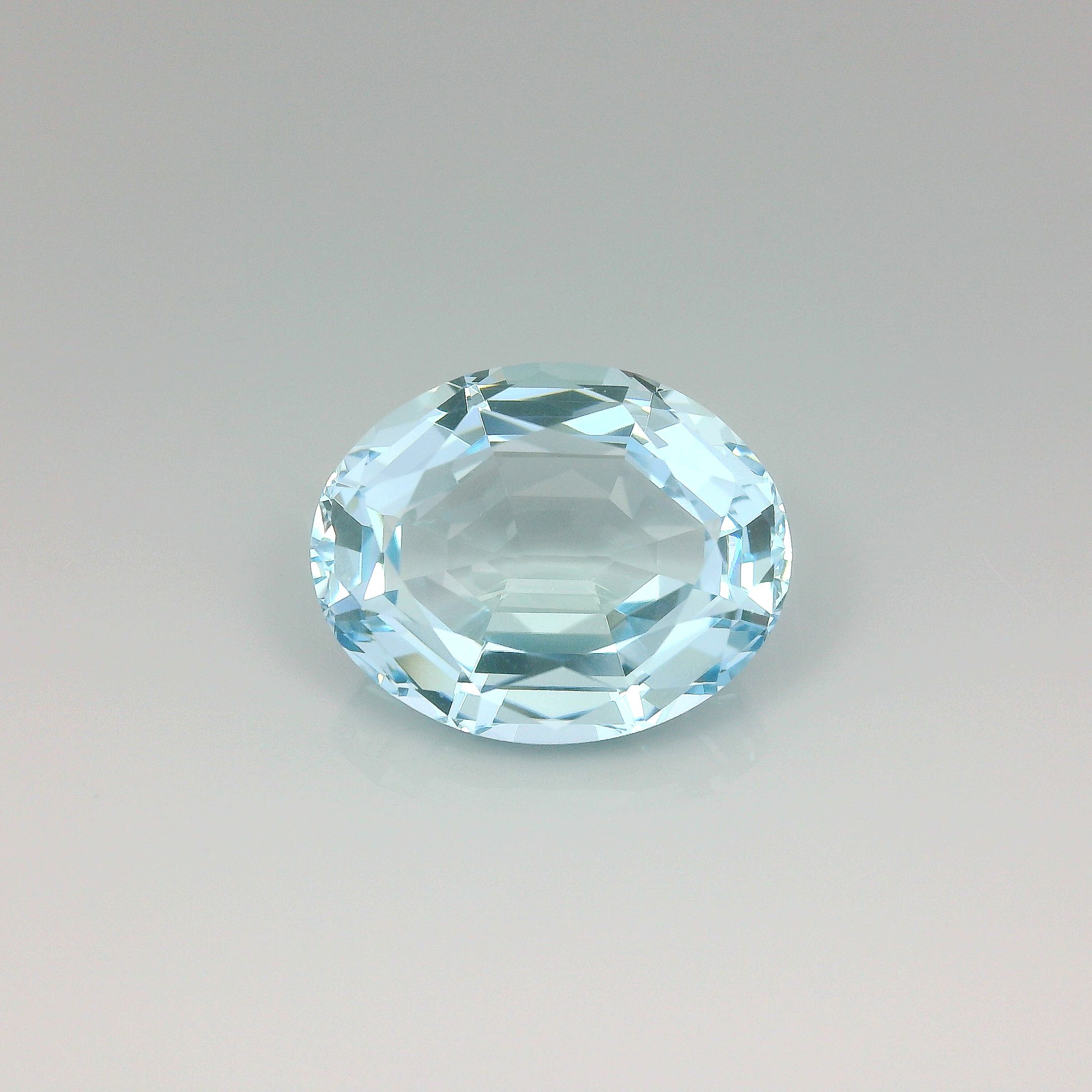 Akwamaryn 10,81 ct, niebieski, szlif owalny
