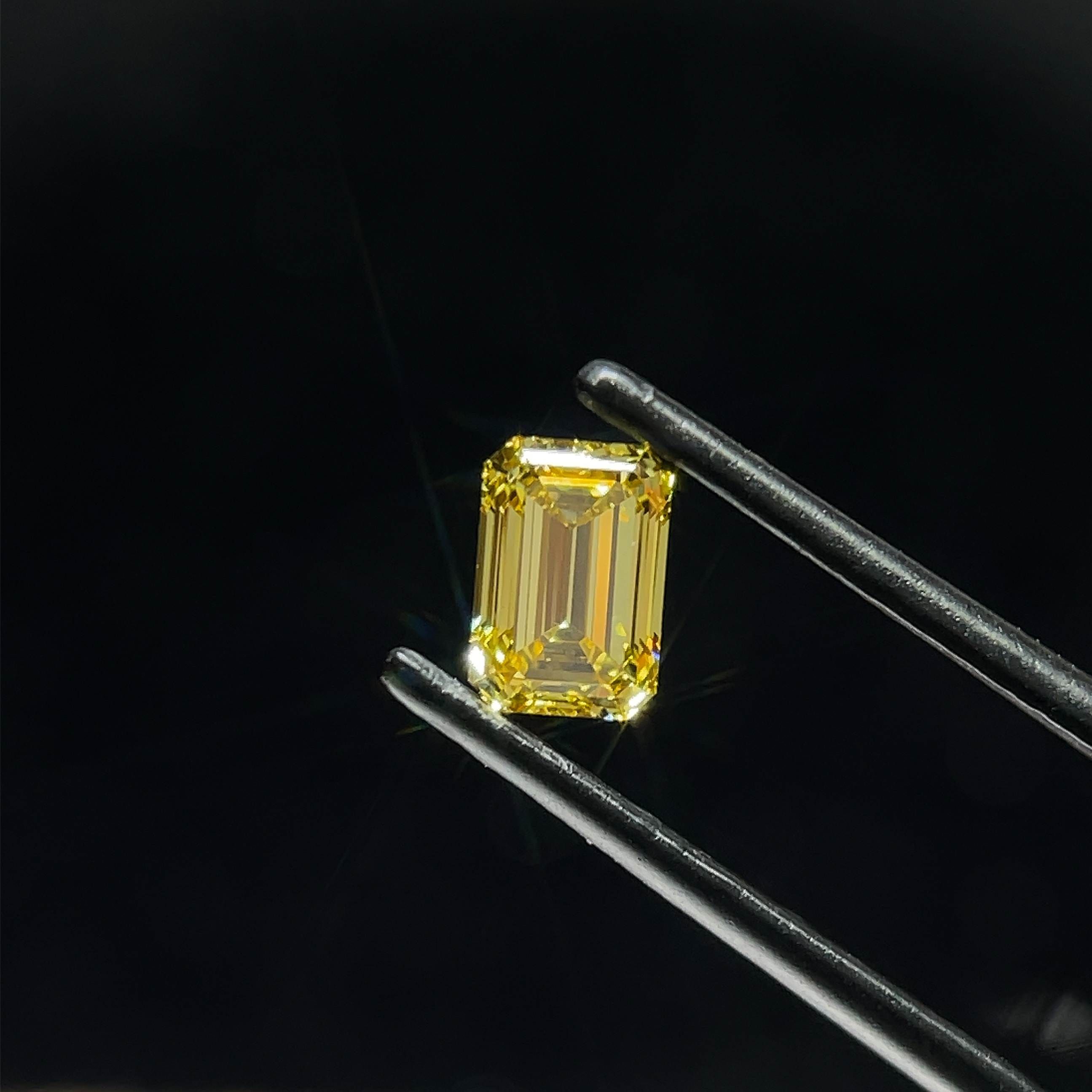 0.84 CT Fancy Vivid Yellow EMERALD