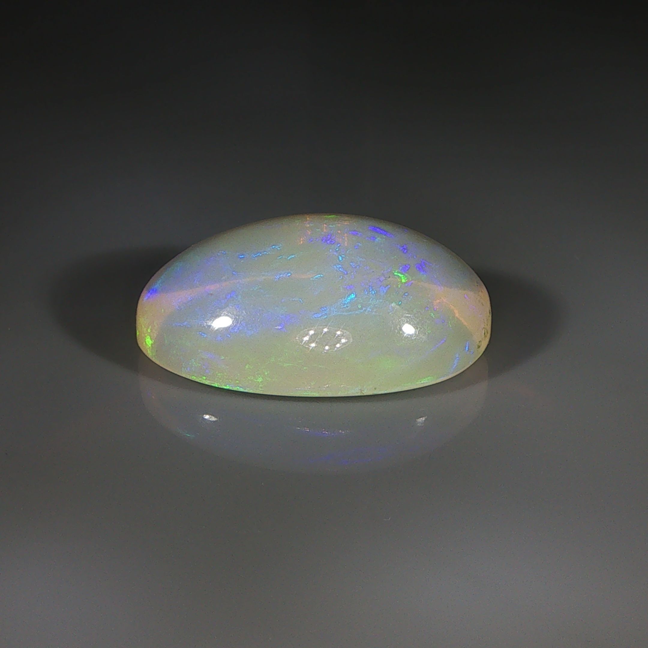 Opal 13,51 ct, biały, kaboszon