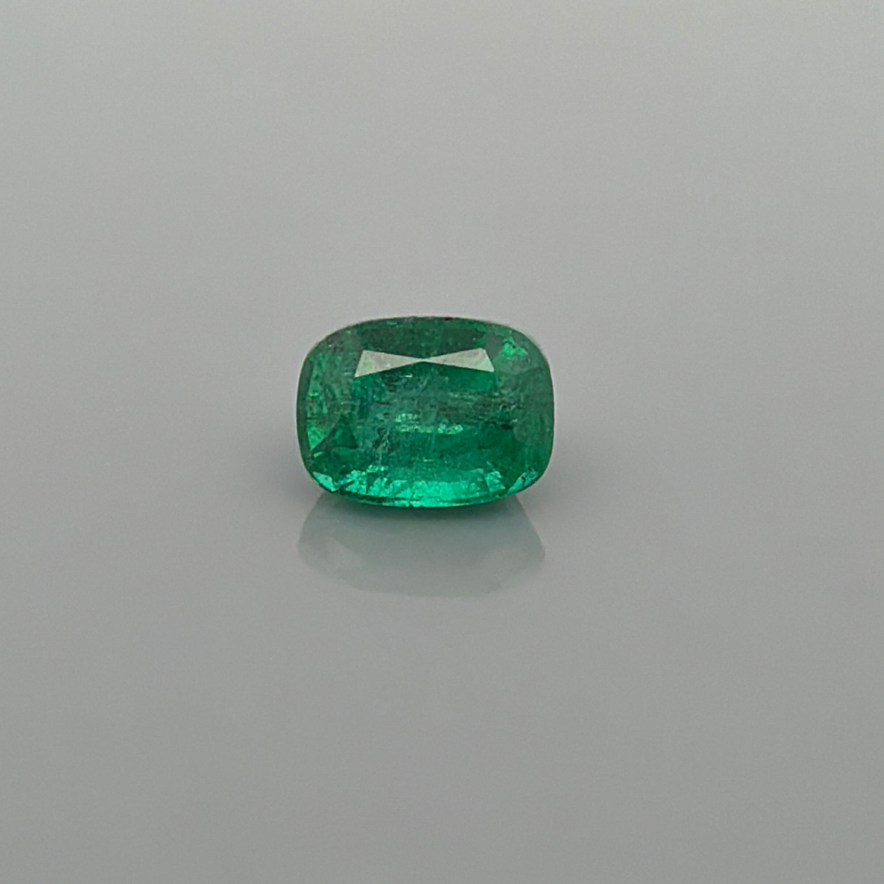 Szmaragd 2,30 ct, zielony, szlif cushion