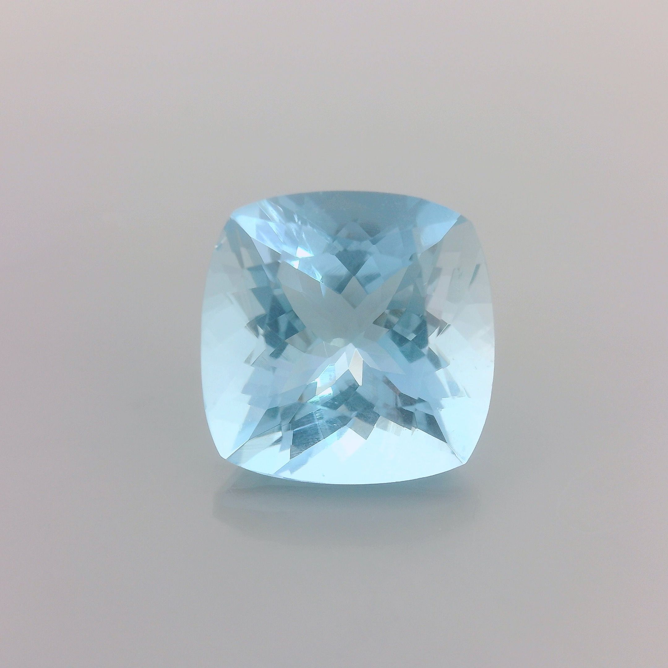 Akwamaryn 4,63 ct, niebieski, szlif cushion